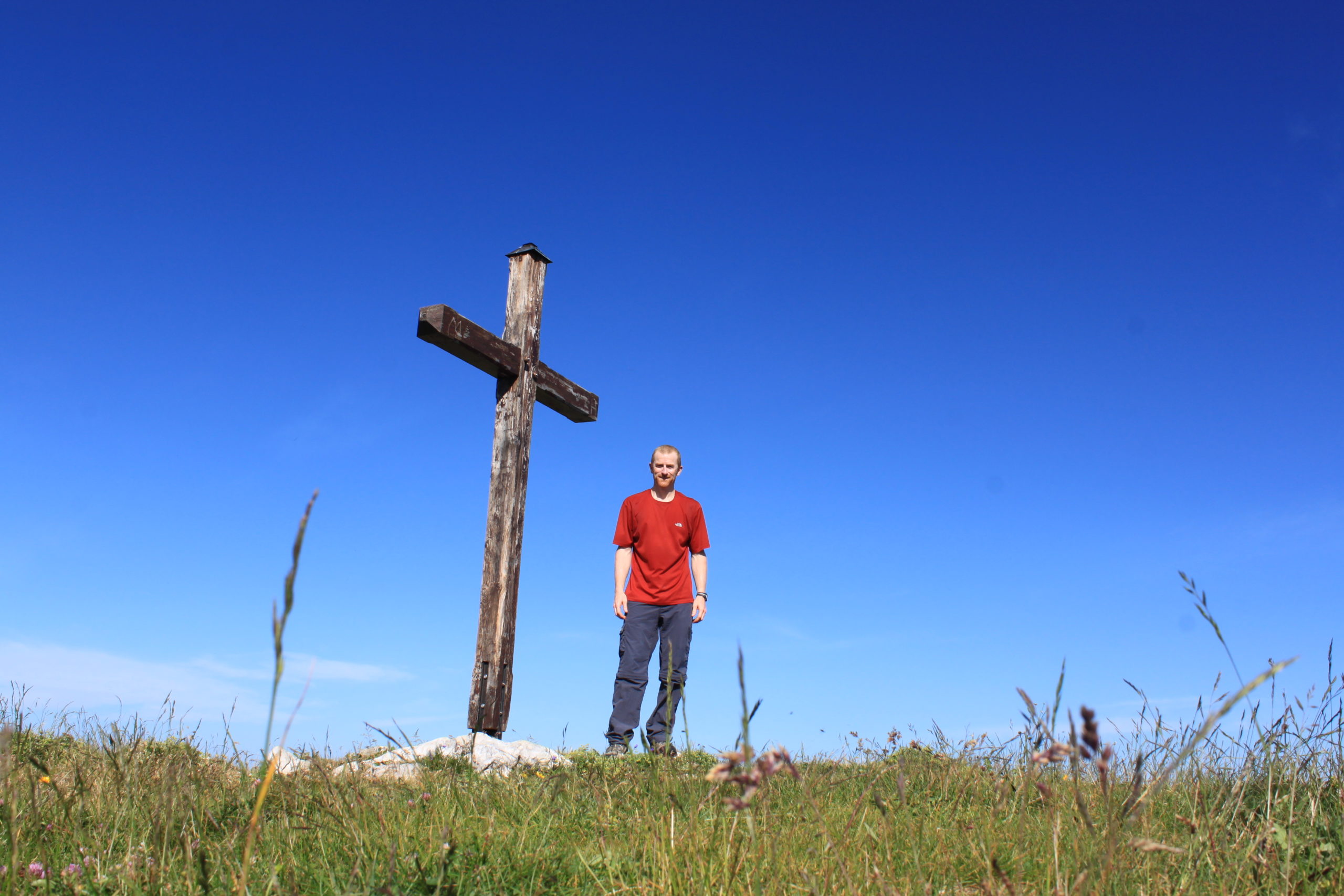 UN PÈLERIN FACE À UNE MONTAGNE DE CROIX